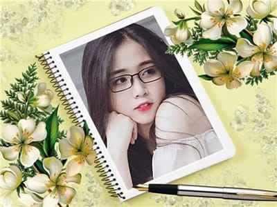 Tạo ảnh đẹp học đường với quyển sổ ghi chép cùng cây viết bạc và hoa