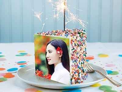 Miếng bánh nghệ thuật nhiều mấu sắc và cây nến tỏa sáng