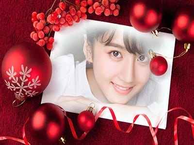 Tạo ảnh online chúc mừng giáng sinh với những quả cầu trên nền đỏ rực