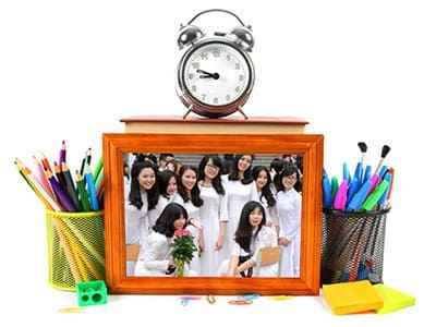 Khung ảnh đẹp về chiếc đồng hồ báo thức kết hợp với đồ dùng học tập tinh tế