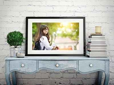 Khung ảnh để bàn cùng với chồng sách và cây cảnh đẹp