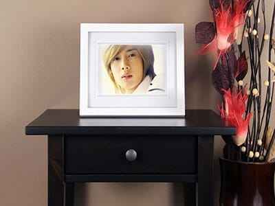 Ghép khung ảnh bàn trang trí hoa nghệ thuật trắng đen