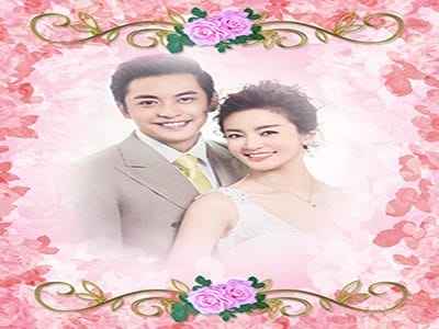 Tạo ảnh cưới với khung ảnh nền màu hồng tô điểm hàng ngàn cánh hoa