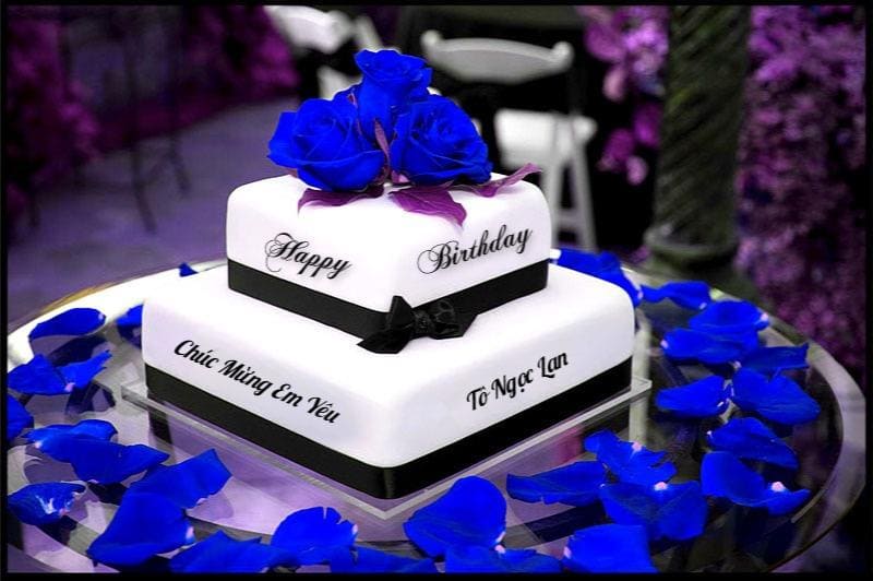Tạo ảnh thiệp chúc mừng sinh nhật viết chữ lên bánh gato trang trí hoa hồng màu xanh