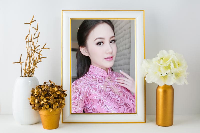 Khung ảnh ghép trang trí hiện đại và bình hoa tinh tế