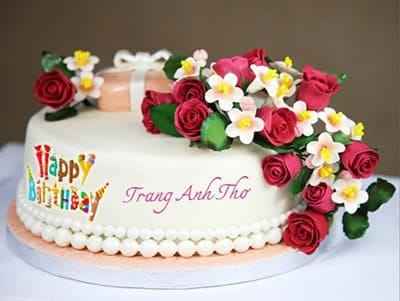 Tạo thiệp ảnh chúc mừng sinh nhật bằng cách viết tên lên bánh gato