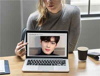 Màn hình máy tinh hiện thị hình ảnh người yêu