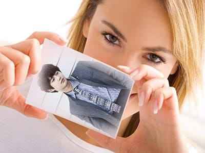 Khung ảnh gái xinh cầm tấm ảnh trên tay khỏe hình ảnh bạn trai