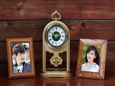 Tạo ảnh hai người yêu nhau trên khung gỗ và chiếc đồng hồ cổ đẹp nghệ thuật