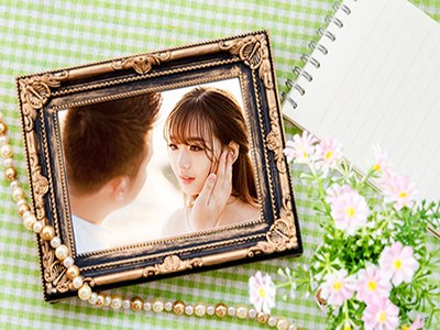 Tạo khung ảnh tình yêu lãng mạn với khung hình kết hợp hoa và quyển sổ làm kỷ niệm