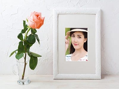 Tạo ảnh đẹp với khung ảnh chân dung đứng cạnh bông hồng tuyệt đẹp