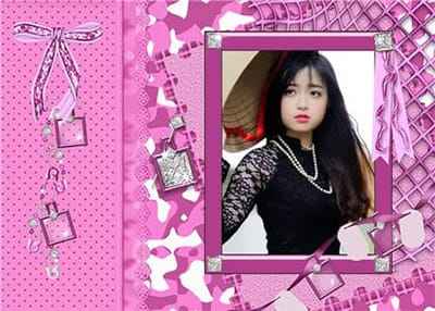 Khung ảnh nền màu tím với điểm nhấn là những chiếc móc nghệ thuật độc đáo