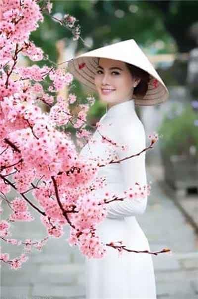 Tạo hình bên hoa đào rựu rỡ