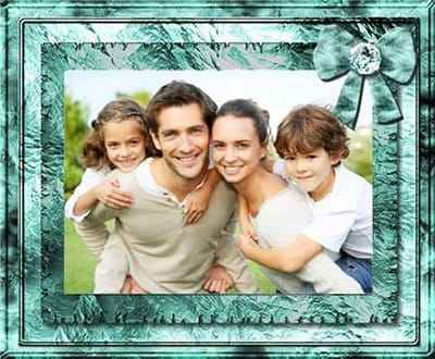 Tạo ảnh gia đình với khung ảnh nền xanh ngọc với điểm nhấn chiếc nơ đẹp