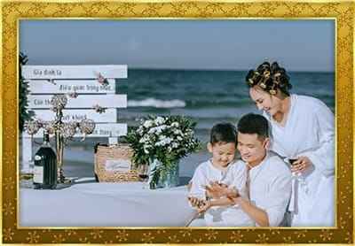 Tạo ảnh gia đình với khung ảnh gỗ trang trí hoa văn và hiệu ứng ánh vàng đẹp