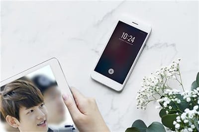 Ghép ảnh lên chiếc ipad của cô gái đang cầm xem trên tay