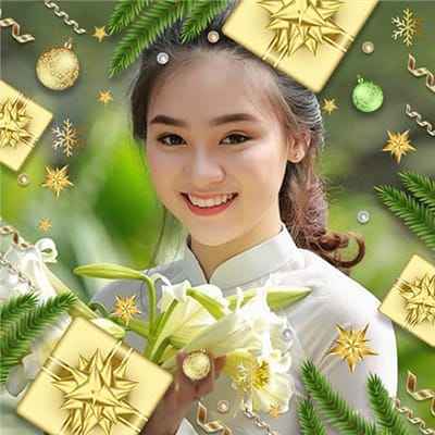 Khung ảnh giáng sinh với trang trí lá thông cùng đồ vật ánh vàng đẹp