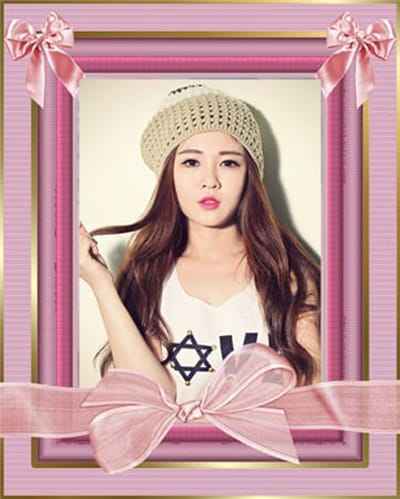 Ghép ảnh với chiếc nơ và khung nền màu hồng