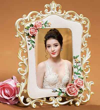 Khung ảnh đẹp hoa văn tinh tế kết hợp với những bông hoa hồng nghệ thuật