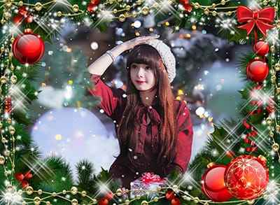 Ghép khung ảnh chúc mừng giáng sinh với những chuổi hạt ngọc và những quả cầu đỏ