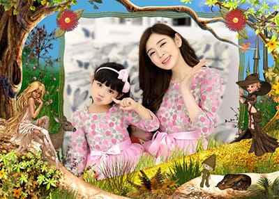 Khung ảnh khu rừng cổ tích với những cô nàng và cây cổ thụ huyền bí