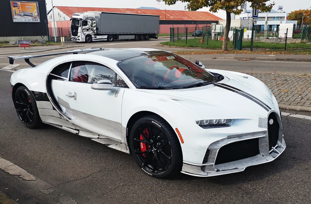 Siêu xe Bugatti Chiron Pur Sport (3.6 triệu USD)