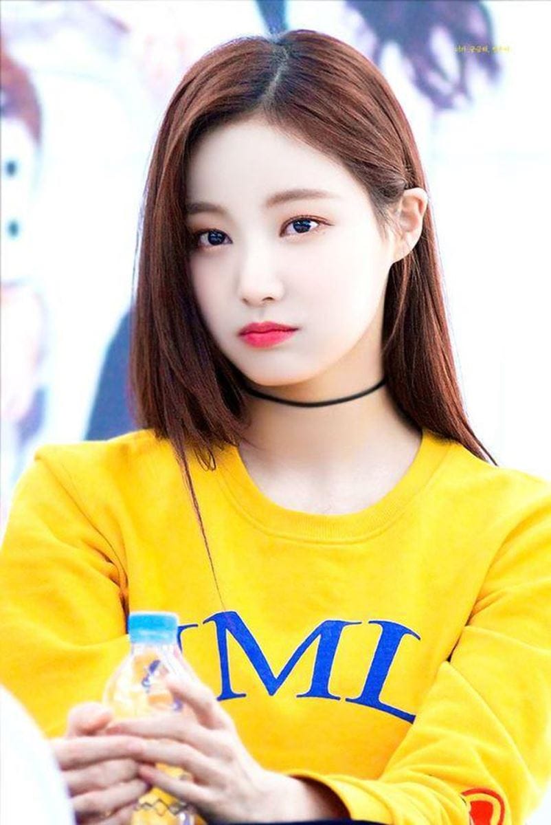 Ngắm nhìn cô gái xinh Hàn Quốc với chiếc áo vàng rực rỡ