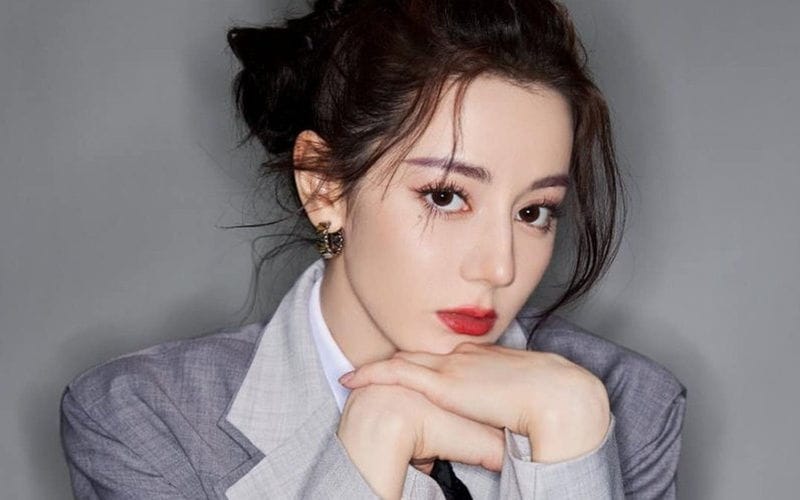 Hình ảnh cô gái Trung Hoa với bộ trang phục màu xám sang trọng