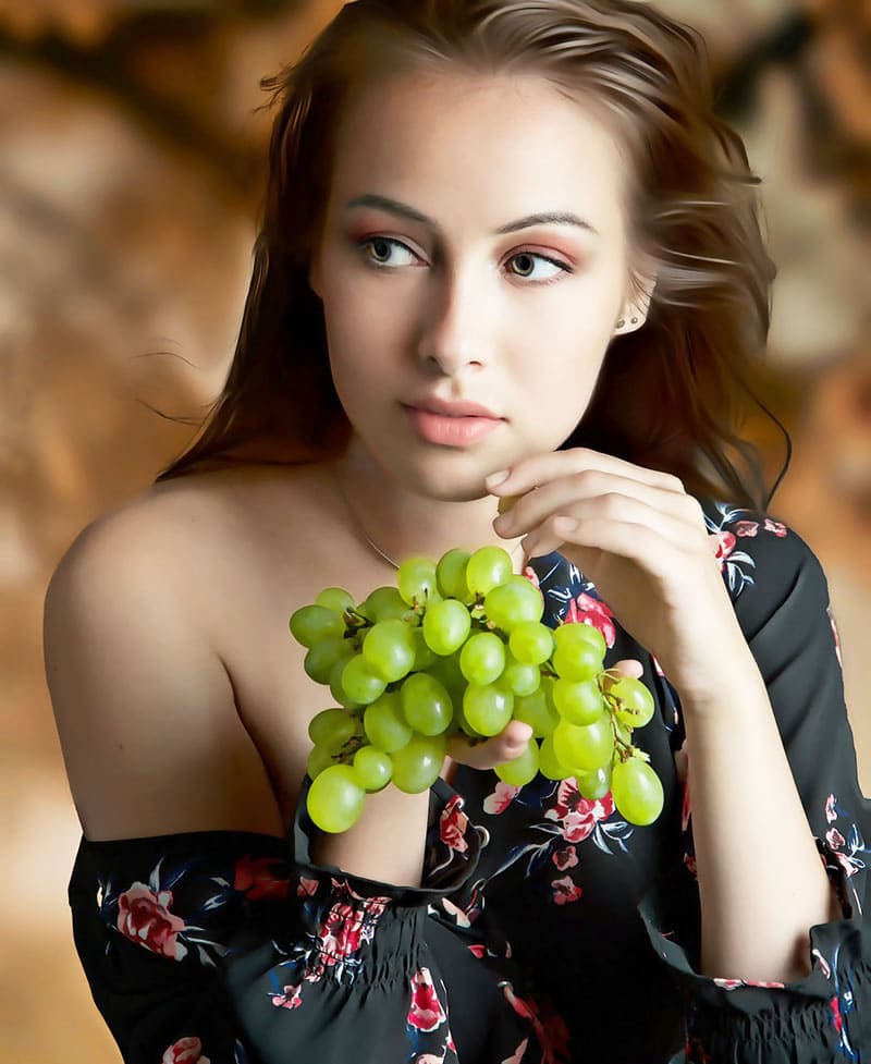 Xem hình ảnh thật nên thơ với cô gái xinh đẹp tay cầm chùm nho ngọt ngào
