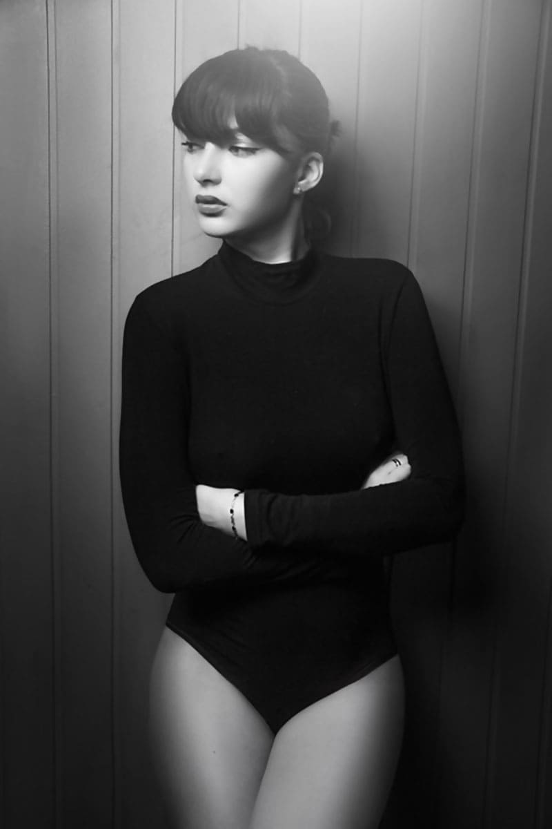 Hình ảnh cô gái trẻ trung với chiếc váy ngắn màu đen cuốn hút