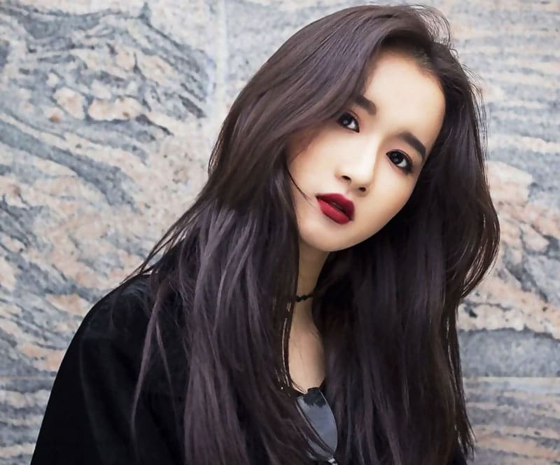 Hình ảnh cô gái xinh với tông màu đen quý phái và đôi môi tím hồng