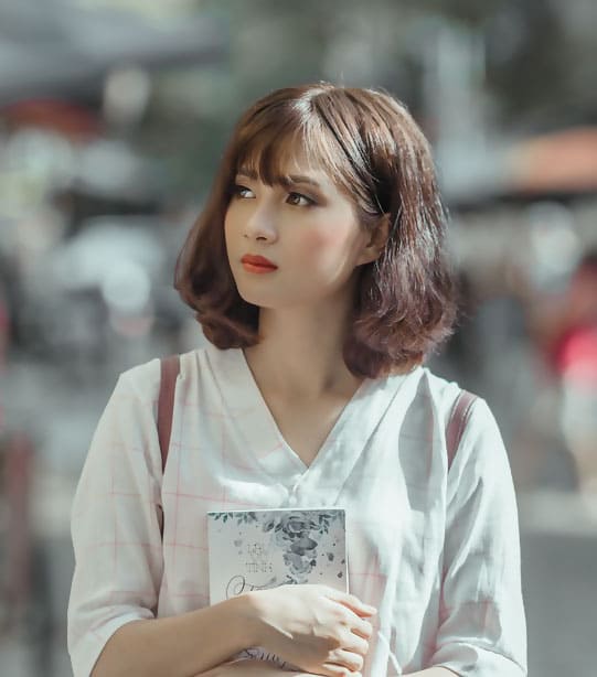 Hình ảnh cố gái xinh đẹp dễ thương với trang phục đơn giản