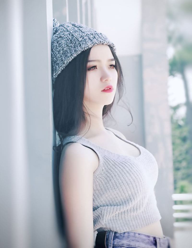 Gái xinh với chiếc áo và đội mũ lên quyến rũ