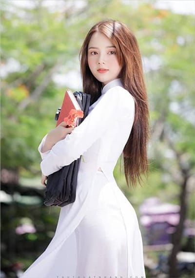 Xem hình ảnh nữ xinh học đường với tà áo dài thướt tha tay ôm quyển sách