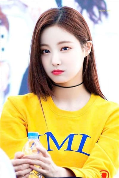 Xem hình ảnh cô gái xinh Hàn Quốc với chiếc áo vàng rực rỡ