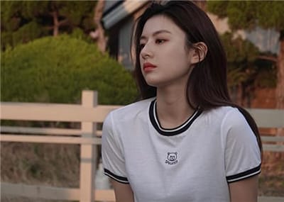 Xem hình ảnh gái xinh Hàn Quốc với chiếc áo phông trẻ trung