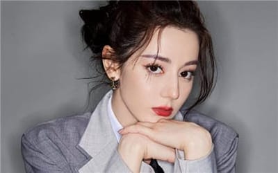 Xem hình ảnh cô gái Trung Hoa với bộ trang phục màu xám sang trọng