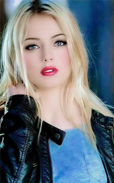 Xem hình ảnh cô gái xinh đẹp với chiếc áo khóac màu đen mạnh mẽ