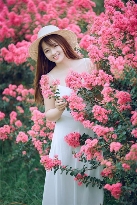 Hình ảnh cô gái xinh đẹp như tranh trong vườn hoa rực rỡ