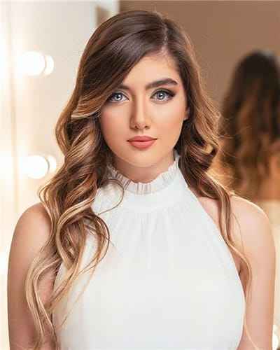 Xem hình ảnh cô gái xinh đẹp hấp dẫn với đôi mắt xanh và chiếc váy ôm sát cơ thể