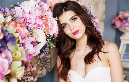 Hình ảnh cô gái xinh tươi với chiếc váy cưới và giàn hoa rực rỡ