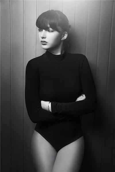 Xem hình ảnh cô gái trẻ trung với chiếc váy ngắn màu đen cuốn hút