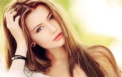 Xem hình ảnh cô gái xinh tạo dáng hoài niệm với mái tóc vàng hoe mềm mại