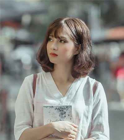 Xem hình ảnh cố gái xinh đẹp dễ thương với trang phục đơn giản