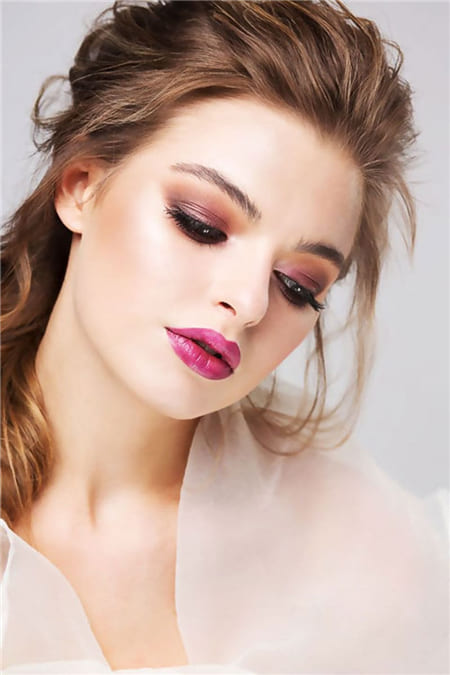 Hình ảnh cô gái xinh đẹp với cách trang điểm đôi môi tím hồng trang nhã