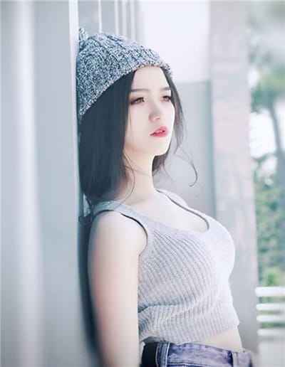 Xem hình ảnh gái xinh với chiếc áo và đội mũ lên quyến rũ