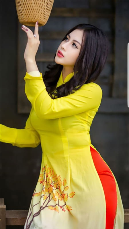 Hình ảnh nữ xinh đẹp với tà áo dài cách tân màu vàng hoa văn đẹp làm hình nền điện thoại