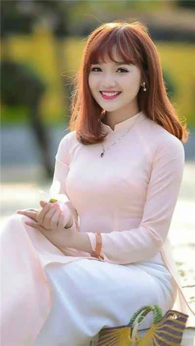 Xem hình ảnh thiếu nữ xinh đẹp với tà áo dãi thướt tha màu hồng nhạt