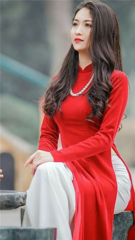 Hình ảnh cô gái xinh đẹp với chiếc vòng cổ và tà áo đỏ rực rỡ