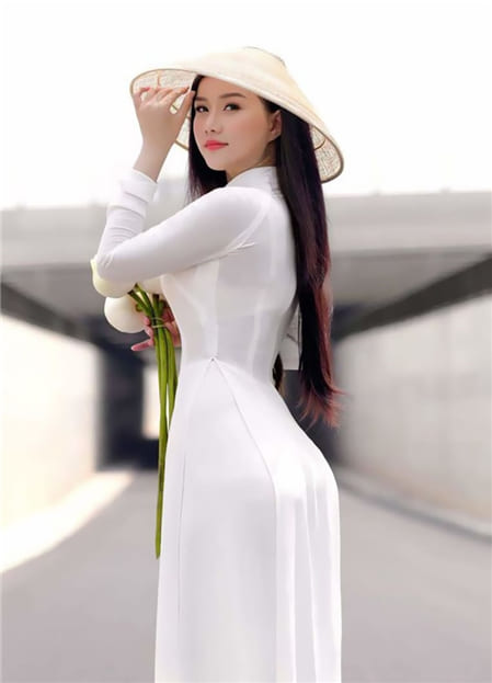 Hình ảnh thiết nữ xinh đẹp với tà áo dài và chiếc nón lá tre đầu thật duyên dáng